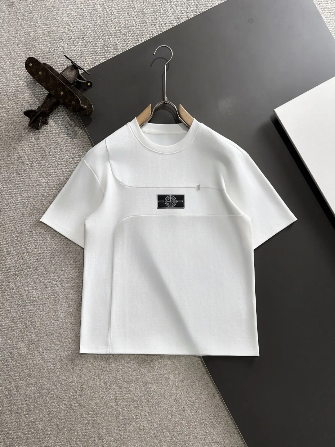 Next day shipment P300 High version Stone lsland/Stone Island 25ss spring and summer new high-end T-shirt Made with machines imported from Italy. Truly the most luxurious and high-quality style that you can wear with your eyes closed. Heavy combed fabrics. High-strength and heavy-weight fabrics feel substantial when weighed. The upper body is more textured than ordinary T-shirts and is not easy to deform. This texture can cope with the weather, absorb sweat and breathable, and is suitable for both hot and cold conditions! Perfectly produced with reference to the original stitch and stitch! The loose fit design is super noble. Custom-woven signature ribbed collar, cuffs, and hem. Really rare and rare goods Size: M-XXXL